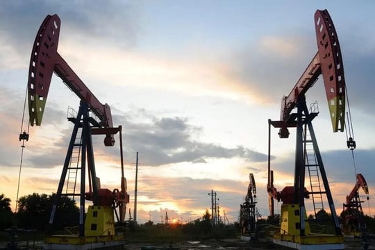 Thị trường ngày 18/12: Giá bạc phá kỷ lục, dầu bật tăng vì Venezuela, quặng sắt và đồng giữ đà đi lên 