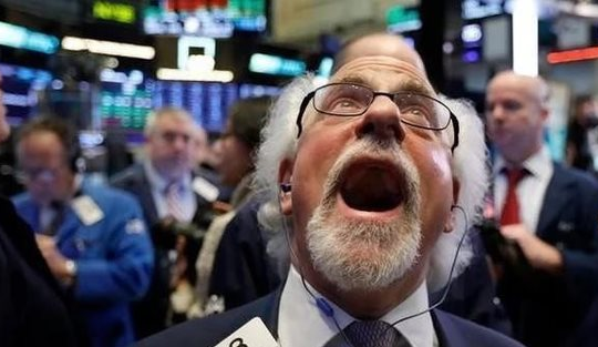 Phiên 18/12: Khối ngoại bán ròng mạnh tay gần 900 tỷ đồng, một cổ phiếu bất động sản bị xả đột biến