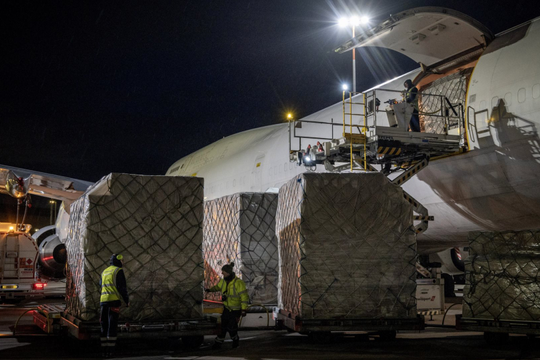 Châu Âu hứng cơn lũ 'hàng thừa'