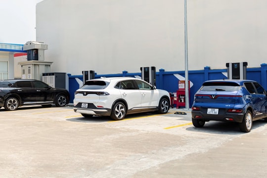 Hà Nội đề xuất V-green của ông Phạm Nhật Vương lắp 39 trạm sạc, tủ đổi pin xe điện ở nơi công cộng, sử dụng chung cho nhiều loại phương tiện