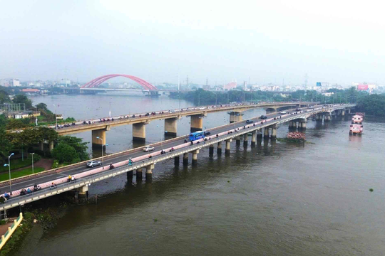 Nhìn cầu nặng rung chuyển trên mặt nước, 100 người Việt Nam hò reo vì thành công lớn, chính thức làm chủ công nghệ phức tạp 