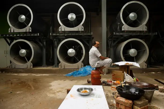 Được ví là "thủ đô ngạt thở", quốc gia này xây cả tháp lọc không khí khổng lồ ngoài trời mà vẫn không ăn thua