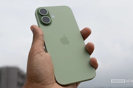 Dù là fan cứng Android, tôi vẫn phải "cay đắng" thừa nhận chiếc iPhone này mới là điện thoại của năm 2025