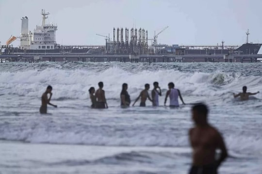 Thị trường ngày 21/12: Địa chính trị đẩy rủi ro năng lượng, bạc lập đỉnh, yên Nhật lao dốc, năng lượng Mỹ mất thị phần châu Á