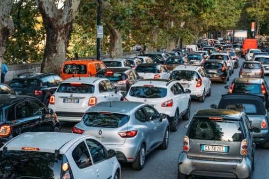 Thế giới chưa sẵn sàng chia tay xe xăng: Châu Âu chính thức lùi kế hoạch cấm 100% ô tô mới dùng động cơ đốt trong, loạt hãng lớn từ Porsche, Mercedes đến BMW thở phào 
