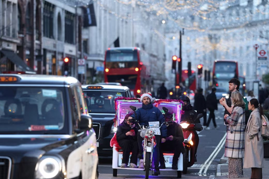 Nền kinh tế tăng trưởng nhanh nhất G7 nửa đầu năm bỗng tụt dốc, người tiêu dùng căng mình với thuế