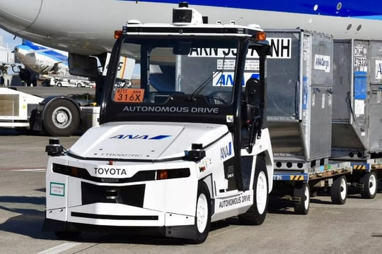 Phát hiện 3 chiếc xe đầu kéo không người lái chạy bon bon ở sân bay đông đúc bậc nhất thế giới – ai cũng nghĩ chỉ Trung Quốc mới làm được nhưng không phải