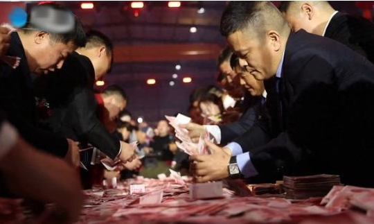 Chủ tịch tập đoàn nghìn tỷ phát 375 tỷ đồng tiền mặt thưởng Tết, đếm bao nhiêu được bấy nhiêu, có năm đãi lẩu 10 ngày liền