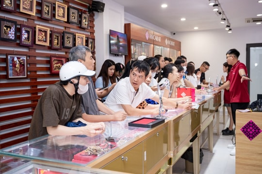 'Cơn sốt trắng' trên thị trường: nhà đầu tư bạc lãi gấp đôi, chuyên gia cảnh báo về hiệu ứng FOMO 