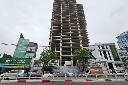 Cận cảnh tòa nhà 28 tầng “trơ khung” mặt phố Láng Hạ vừa về tay KBC