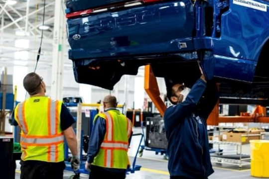 Sự thất bại trong lệnh cấm xe xăng tại châu Âu: Trợ cấp bị thu hẹp, giá xe điện vượt khả năng người dân, hạ tầng sạc không đủ 