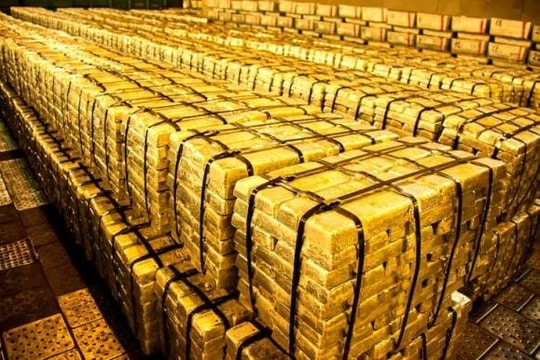 Giá vàng sát 160 triệu đồng, nhà đầu tư động viên nhau "cố lên, sắp về bờ"