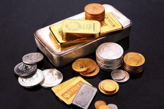 Vàng và bạc phá đỉnh ngày thứ 2 liên tiếp: Chuyên gia tin rằng đà tăng chưa dừng lại