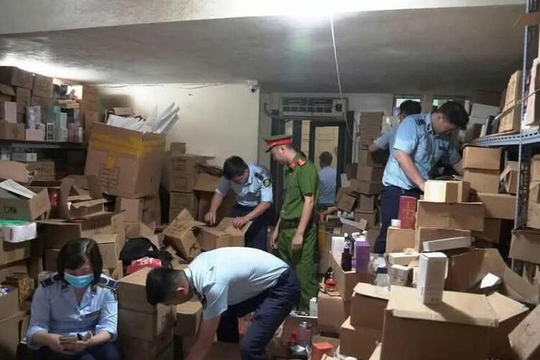 Phát hiện kho chứa nước giặt giả tại phường Láng, Hà Nội, toàn bộ hàng hóa vi phạm phải tiêu hủy