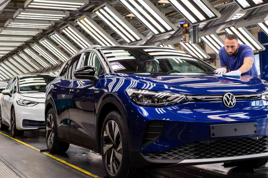 Hoãn cấm xe xăng 2035, startup xe điện châu Âu đối mặt phép thử sống còn: Dòng vốn tắc nghẽn, dây chuyền không phản ứng kịp