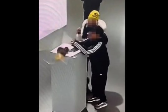 Bé trai bất cẩn làm hư hỏng nặng món đồ vàng ròng gần 7,5 tỷ đồng, chủ sở hữu khẳng định: “Tiền không phải vấn đề quan trọng nhất”