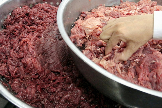 Kiểm tra hành chính 1 cơ sở, công an triệt phá đường dây sản xuất thịt bò giả từ thịt lợn, phân phối 600 kg mỗi ngày đến 75 quán ăn khắp thành phố