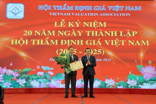 Bộ Tài chính tặng Bằng khen cho Hội Thẩm định giá Việt Nam 