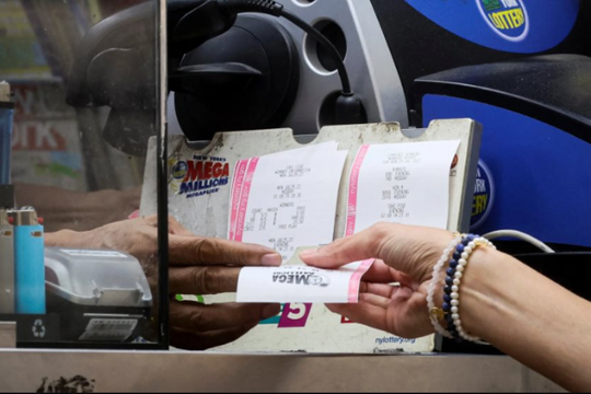 Vừa trúng số độc đắc, cậu sinh viên nghèo lập tức chuyển khoản cho 3 người: Quyết định mà 25 năm sau vẫn nhớ mãi không quên