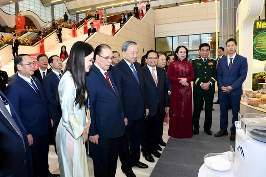 Tổng Bí thư Tô Lâm, Thủ tướng Phạm Minh Chính thăm gian hàng doanh nghiệp Việt sở hữu mỏ vật liệu công nghệ cao hàng đầu thế giới