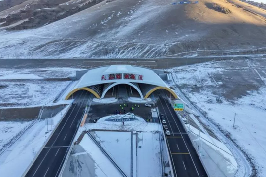 Trung Quốc hoàn thành đường hầm cao tốc dài nhất thế giới: Cao gần 3.000m so với mực nước biển, dài 22km, tiến độ rút ngắn một nửa nhờ 'phép màu' này