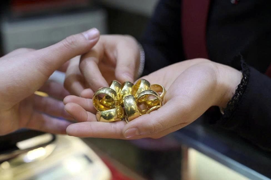 Giá vàng tăng mạnh, vì sao nhiều người nắm giữ mà vẫn run tay?