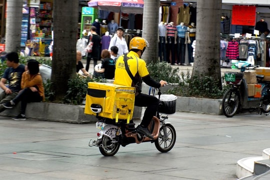 Chịu lỗ bình quân gần 4.000 đồng/đơn, sếp một công ty giao hàng thốt lên: 2025 là một năm tốn kém, cuộc chiến trợ giá quá dữ dội