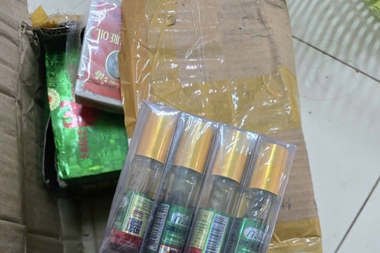 Kiểm tra một căn nhà không số, công an triệt phá đường dây sản xuất dầu gió 'quốc dân' từ hóa chất công nghiệp, tịch thu hơn 4.300 sản phẩm giả 