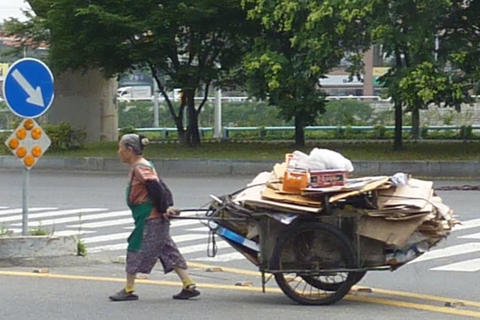 Cơn đau đầu của nền kinh tế lớn thứ 4 châu Á: Nhóm trên 65 tuổi đối mặt khủng hoảng kép, cứ 10 người thì 4 người sống dưới mức nghèo khổ