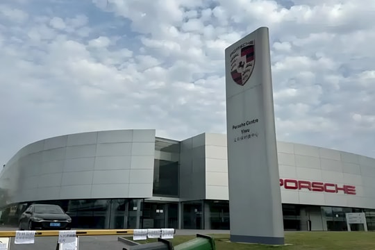 Hàng loạt đại lý Porsche, Volkswagen ở Trung Quốc bất ngờ đóng cửa, xe bị dọn sạch ngay trong đêm, công ty mẹ điều hành xác nhận nhân viên ‘nghỉ phép’ – chuyện gì đang xảy ra?