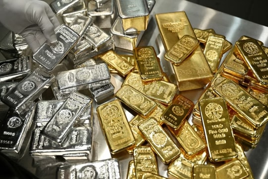 Thị trường ngày 30/12: Vàng, bạc, bạch kim đều rơi sâu khỏi đỉnh, dầu điều chỉnh, cà phê và hồ tiêu giữ đà tăng