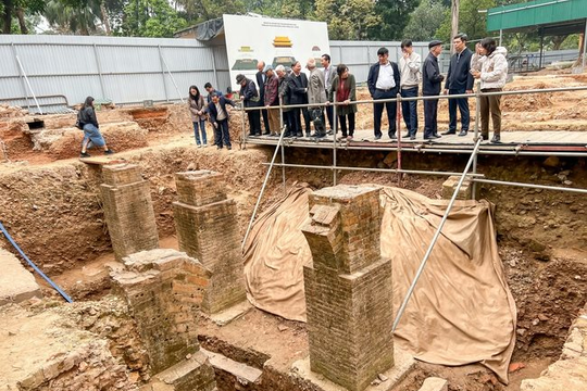 Đào đất, người dân đụng trúng vật hình trụ dày 4m màu vàng lạ, chuyên gia xác nhận báu vật lớn nhất lịch sử 