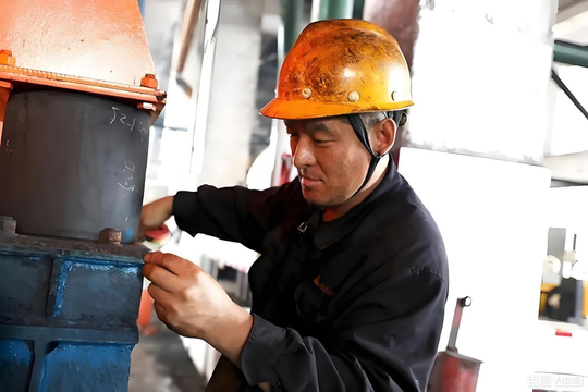 Lương 13 triệu nhưng công ty chuyển 4 tỷ đồng: Tài khoản bị phong tỏa, người đàn ông bị kiện