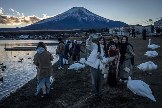 Buồn của Nhật Bản: Nguy cơ mất vị thế nền kinh tế lớn thứ 4 thế giới vào tay 1 quốc gia tỷ dân, chật vật giải hàng loạt bài toán hóc búa