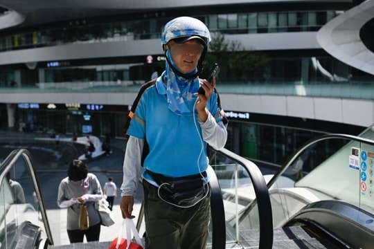 Phát hiện tiếng động lạ trong kho hàng 1 công ty, thanh niên mặc đồ shipper hành động nhanh chưa từng thấy