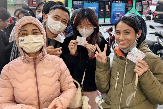 Dậy sớm từ 8 giờ sáng, người dân xếp hàng rước lộc Vàng 0,1 chỉ ngày đầu năm