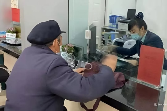 Cụ ông 79 tuổi ra ngân hàng tất toán sổ 500 triệu nhưng nhận lại 0 đồng