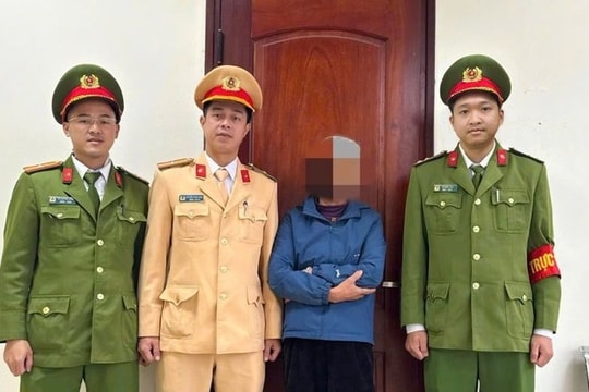 Đứng trước mặt công an nhưng vẫn quyết chuyển 112 triệu đồng cho lừa đảo 