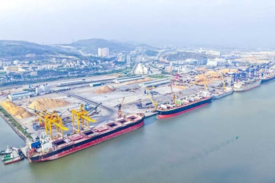 Chỉ trong vài giờ, hàng chục triệu USD "nô nức" qua cửa khẩu Việt Nam, có gì đáng chú ý?