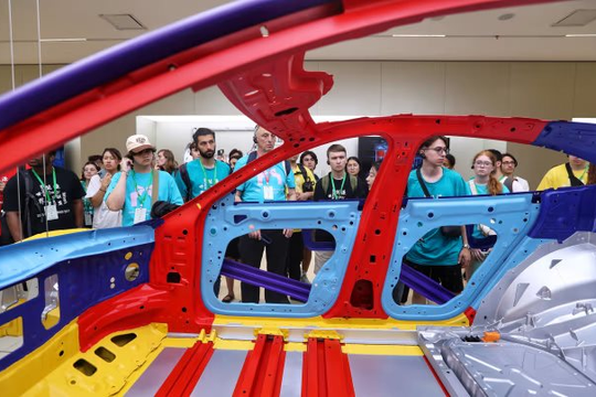 Nhà máy xe điện Xiaomi khiến cả Trung Quốc phát cuồng: 100.000 người tranh 200 suất tham quan