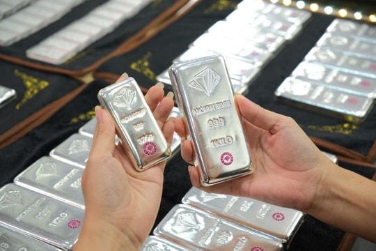 Giá bạc tiếp đà tăng mạnh 