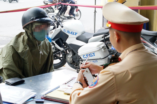 Đi xe máy lên vỉa hè bị phạt bao nhiêu tiền mà người dân cần chú ý?
