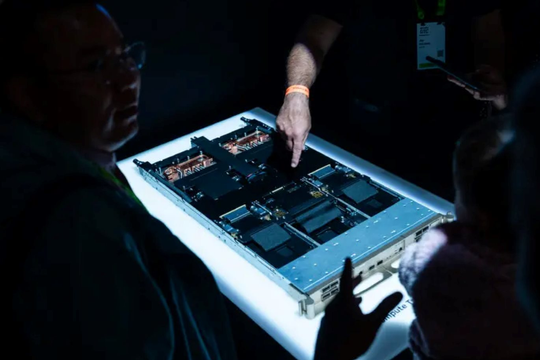 Kỷ nguyên mới của Nvidia: Sắp ra mắt chip AI rẻ bằng 1/10, bắt tay Mercedes làm xe tự lái 