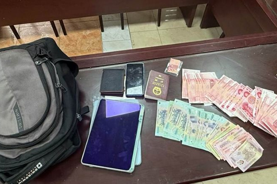 Tài xế công nghệ bất ngờ phát hiện ba lô chứa loạt tiền mặt 500k và ngoại tệ: Công an vào cuộc xác minh