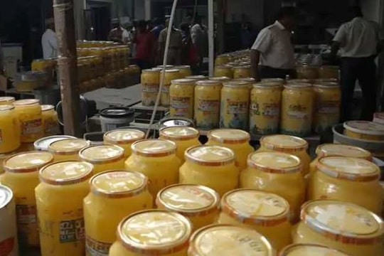 Nhận tin mật rồi đột kích một cơ sở, công an triệt phá đường dây sản xuất bơ giả từ hóa chất, tịch thu hơn 300kg sản phẩm pha trộn