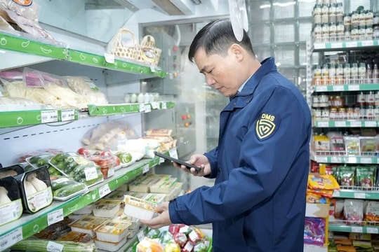 Đột xuất kiểm tra: Một siêu thị tại Hà Nội bị phát hiện thực phẩm không nhãn mác, vi phạm điều kiện bảo quản