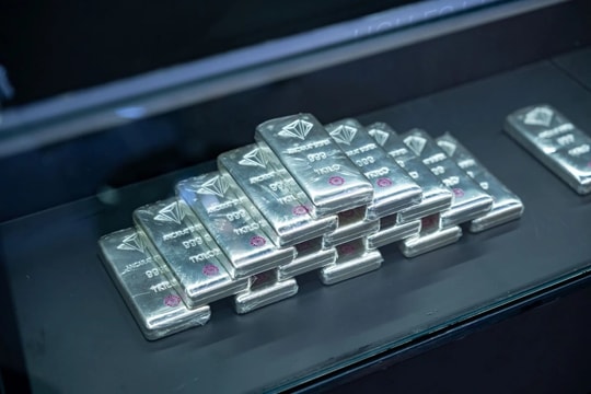 Giá bạc hôm nay tiếp tục giảm sâu