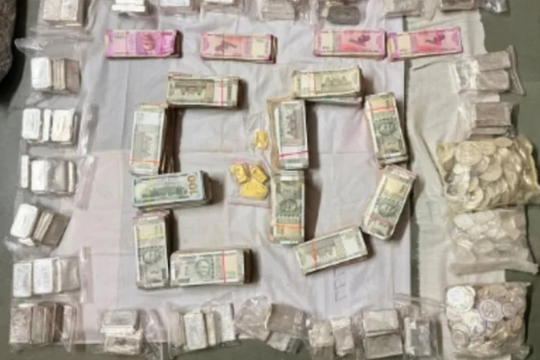 Đột kích tư gia một môi giới chứng khoán, tịch thu 1,2 kg vàng trị giá 4,7 tỷ đồng, 110 kg bạc giá 7,8 tỷ đồng, 1,4 tỷ tiền mặt, tài sản vượt xa thu nhập hợp pháp