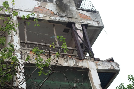 Cặp đôi mua nhà cũ xuống cấp với giá chỉ 170 triệu đồng, ai cũng bảo dở hơi nhưng 1 năm sau đã phải hâm mộ