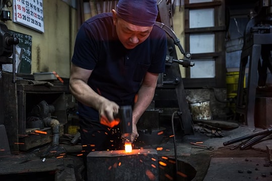 Trung Quốc nhìn hoành tráng nhưng yếu hơn tưởng tượng, Nhật Bản mà "rút phích cắm" là tụt hậu ngay 20 năm?